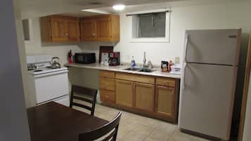 Apartemen (Simple, cozy 1-bed close to Universit) | Dapur pribadi | Lemari es, microwave, dan mesin pembuat kopi/teh