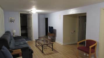 Apartment (Simple, cozy 1-bed close to Universit) | Living room | TV