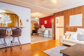 Huis | Woonkamer | Televisie en een open haard