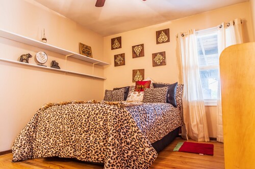 Large 4 Bedroom With Backyard