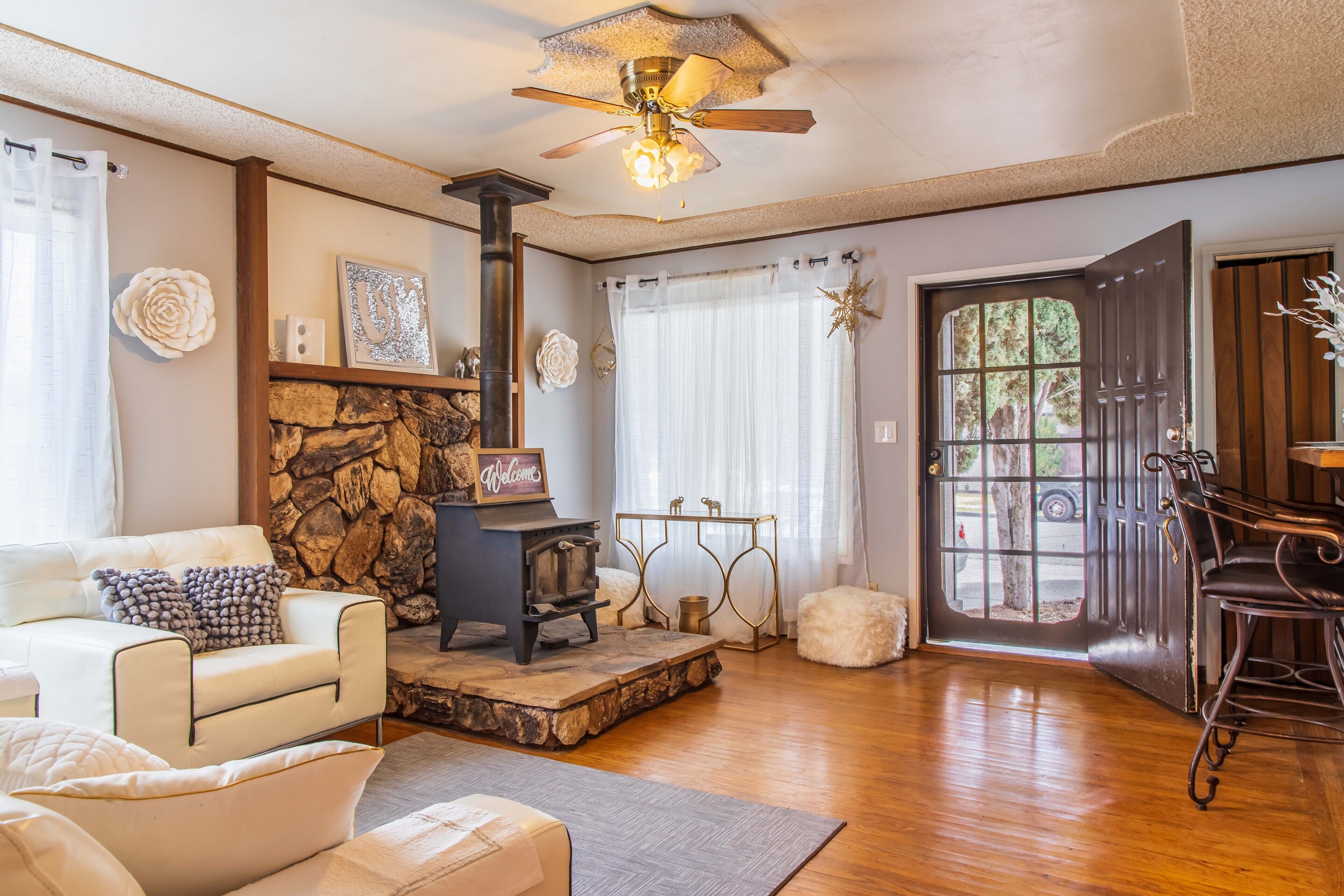 House | Living room | TV, fireplace