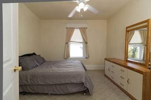 House (Fully furnished 4-bedroom located on ) | 4 bedrooms, desk, free WiFi