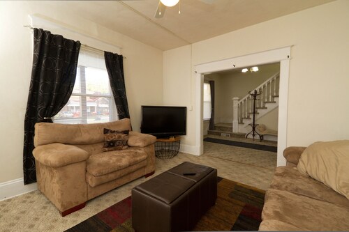 Fully Furnished 4-bedroom Located on a Quiet Block