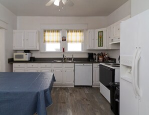 Private kitchen - Fully Furnished 4-bedroom Located on a Quiet Block (Roanoke)