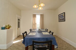 Maison (Fully furnished 4-bedroom located on ) | Cuisine privée | Réfrigérateur, four à micro-ondes, surface de cuisson, lave-vaisselle