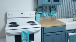 Coffee/tea maker, fridge, microwave, cookware/dishes/utensils - Homey 2-bedroom in Waco (Waco)