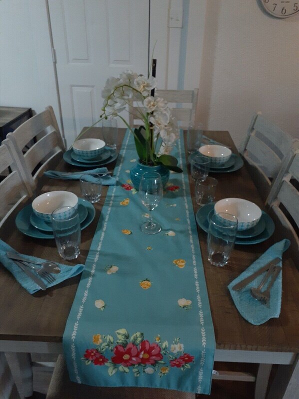 Fridge, microwave, coffee/tea maker, cookware/dishes/utensils - Homey 2-bedroom in Waco (Waco)