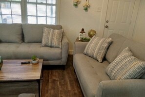 TV - Homey 2-bedroom in Waco (Waco)