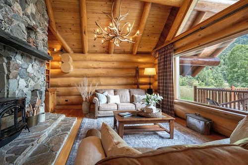 Revelstoke House - Luxurious Log Home