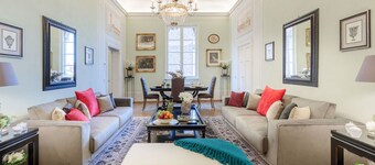 THE MEDIEVAL PENTHOUSE, Indulge among History in a Luxury 5 Bedrooms Apartment