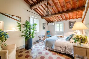 10 bedrooms, iron/ironing board, bed sheets