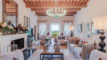 Fernseher, Kamin, DVD-Player