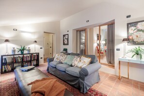 TV, fireplace, DVD player