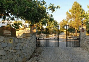 المنطقة المحيطة بالمنشأة