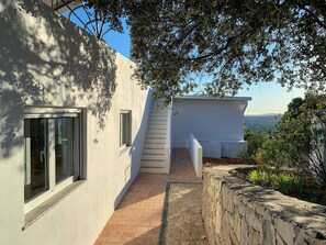 المنطقة المحيطة بالمنشأة