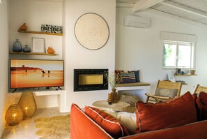 Smart-tv, een open haard, boeken en een stereo