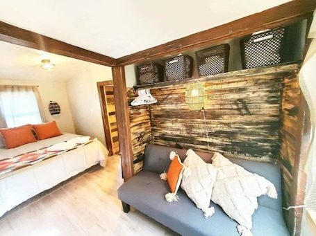 1 bedroom, free WiFi, bed sheets. The Rustic Valley Cabin