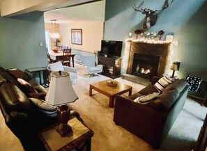 Smart TV, chimenea, estéreo