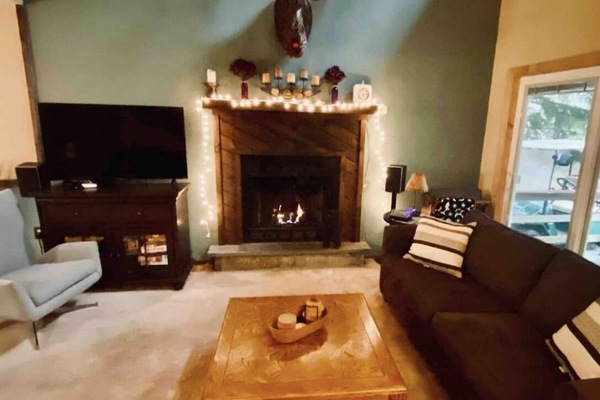 Una Smart TV, una chimenea, un reproductor estéreo