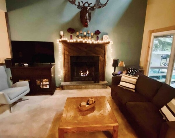 Smart TV, chimenea, estéreo