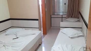 Habitación cuádruple | Minibar, wifi gratis y ropa de cama