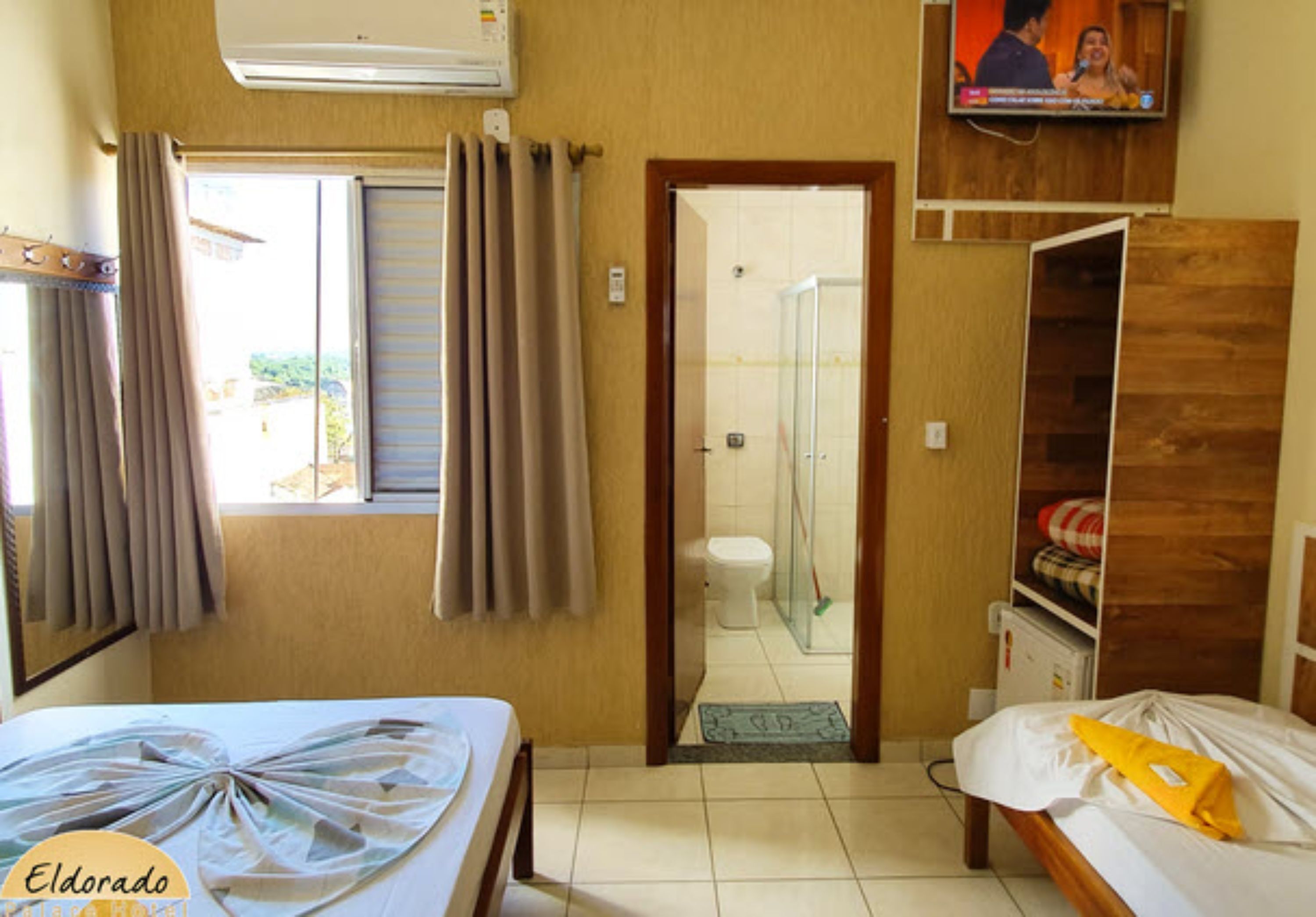 Minibar, free WiFi, bed sheets