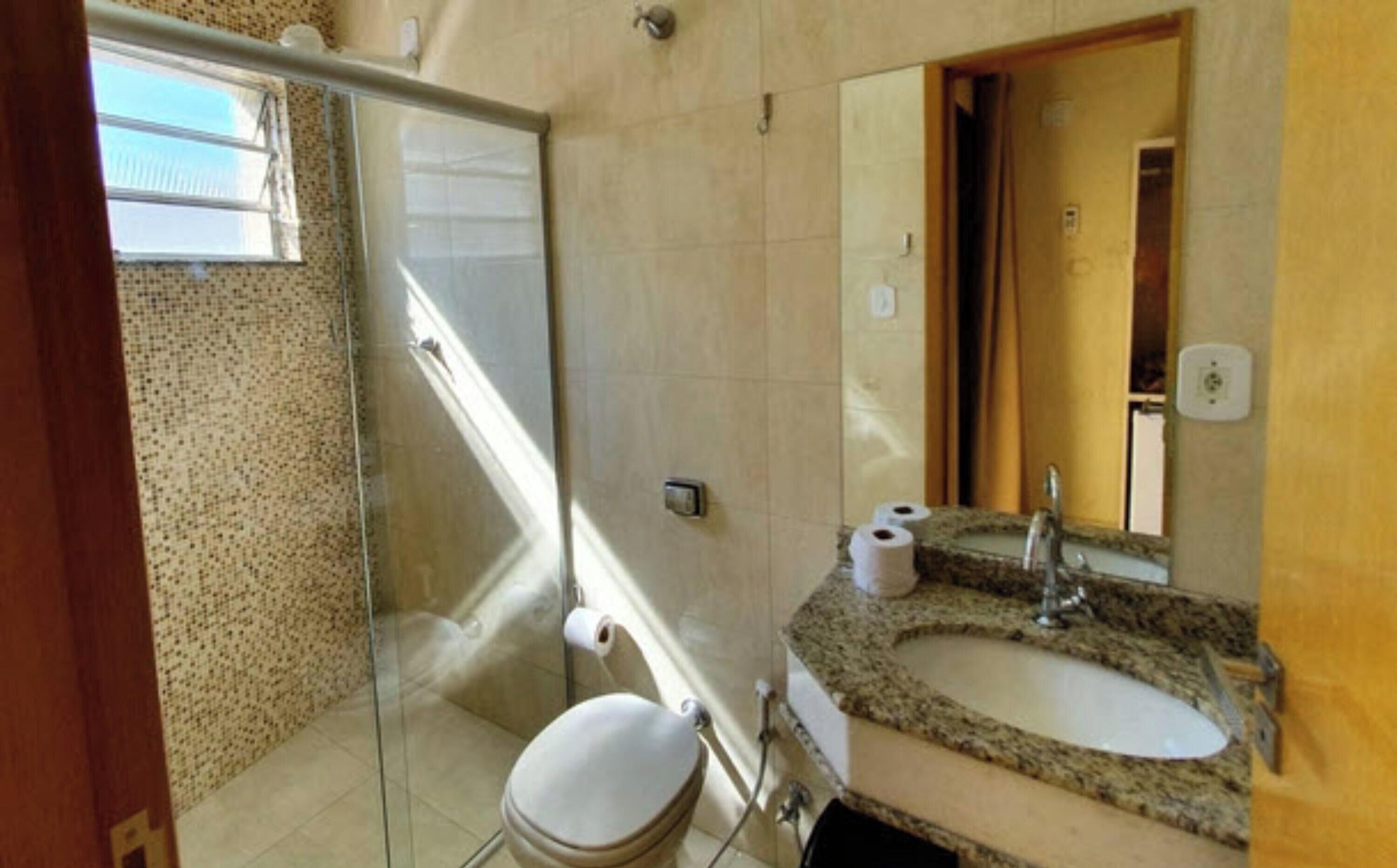 Baño | Regadera y toallas 
