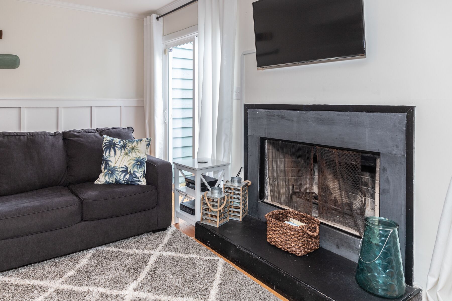 Smart TV, fireplace, DVD player