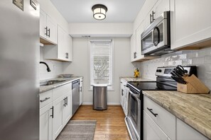 Een koelkast, een microgolfoven, een oven, een kookplaat