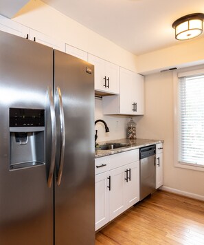 Fridge, microwave, oven, stovetop - Beautiful Remodeled Bathrooms | Short Stroll To VB Boardwalk (Virginia Beach)