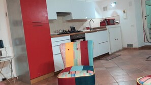 Fridge, microwave, oven, stovetop - Apartment with garden ideal for families and for those traveling by car (Firenze)