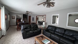 Una Smart TV, un reproductor de DVD, libros