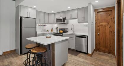 Updated - Free Bus Route - Private Washer/Dryer, Hot Tub & Outdoor Pool