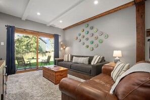 Een televisie, een open haard, een dvd-speler en een tafeltennistafel