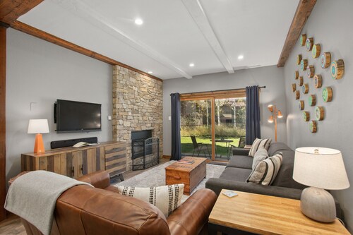 Rockies 2103A - Updated Condo w/ Private Washer/Dryer - Hot Tub & Outdoor Pool - Free Bus Route