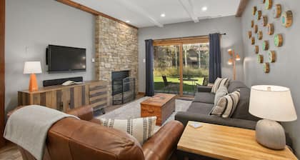 Rockies 2103A - Updated Condo w/ Private Washer/Dryer - Hot Tub & Outdoor Pool - Free Bus Route