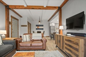 Televisión, chimenea, reproductor de DVD y tenis de mesa