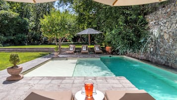 สระว่ายน้ำกลางแจ้ง เปิด 10:00 น. ถึง 18:00 น., เก้าอี้อาบแดดริมสระ