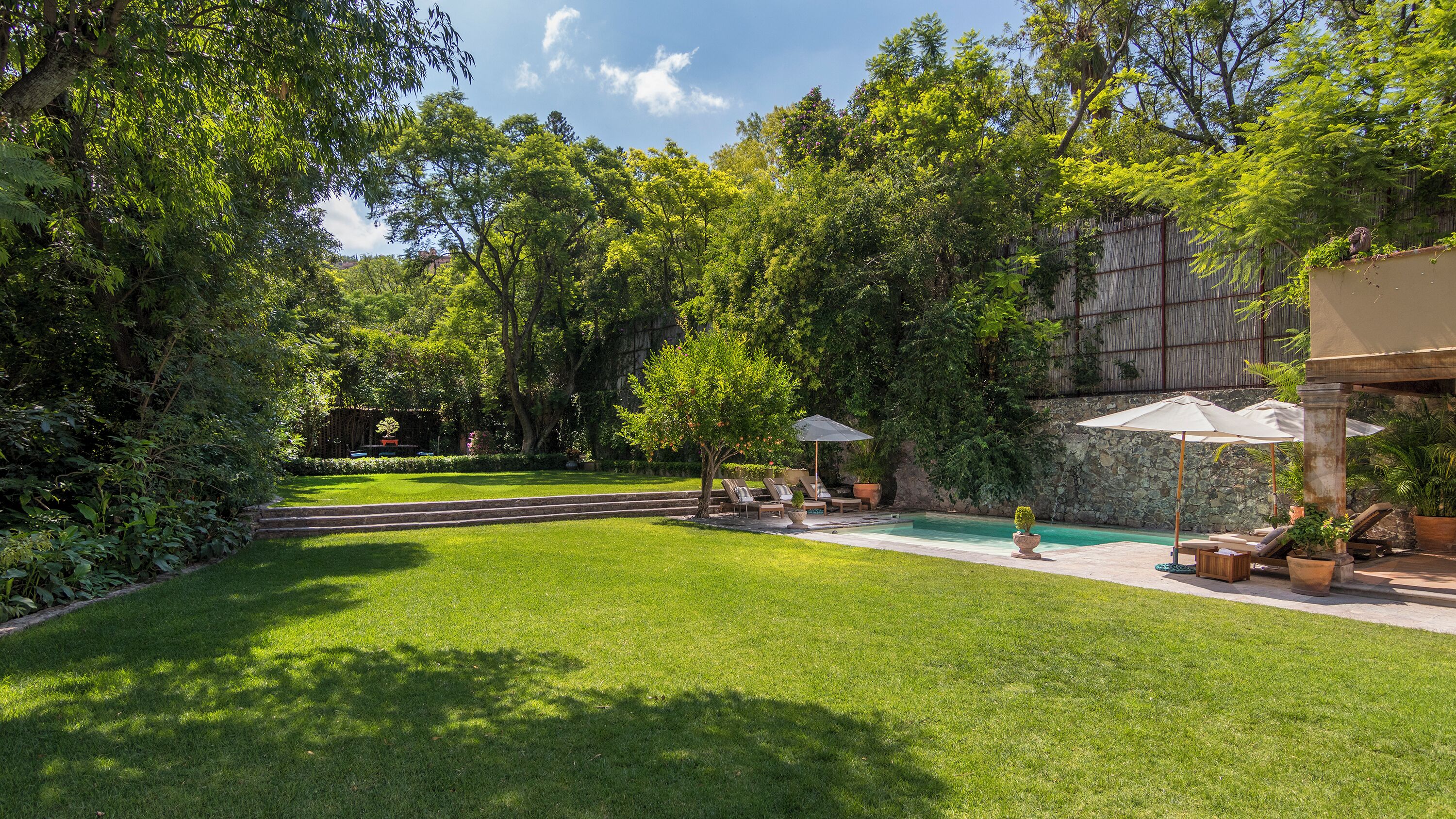 outdoor pool, open 10:00 am to 6:00 pm, pool loungers