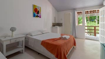 Quarto triplo básico | Frigobar, Wi-Fi de cortesia, roupa de cama