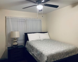 Room - Buckhead 5BDR Home 7Queenbeds 6Tvs Sleep15pple Near LenoxMall WiFi Patio Garden (Atlanta)