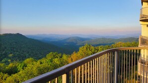 Ein Balkon mit Blick auf ein bewaldetes Gebirge.