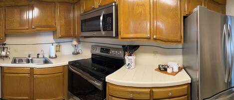 Jääkaappi, mikroaaltouuni, uuni, liesi