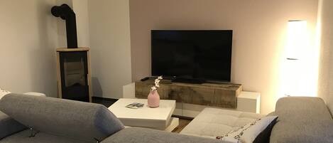 Een televisie en een open haard