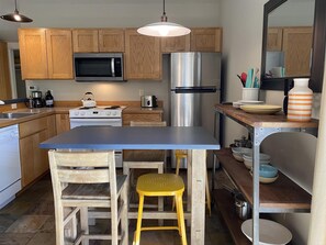 Fridge, microwave, oven, stovetop - Hillside Loft- Spacious Studio, 100+mbps Wifi, Gas Fireplace, AC, Balcony (Bend)