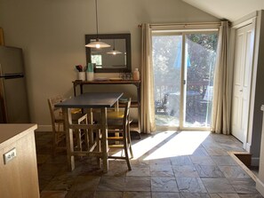 Interior - Hillside Loft- Spacious Studio, 100+mbps Wifi, Gas Fireplace, AC, Balcony (Bend)