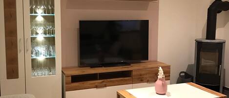 Smart TV, fireplace