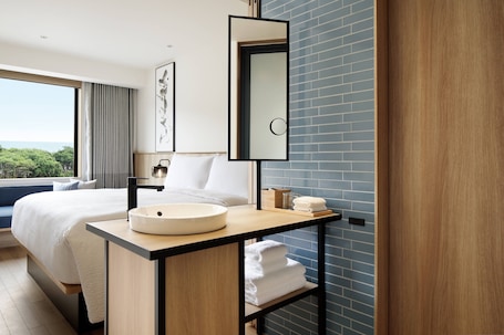 Standard Room, 1 King Bed, Non Smoking | Bathroom | Shower, rainfall showerhead, free toiletries, hair dryer