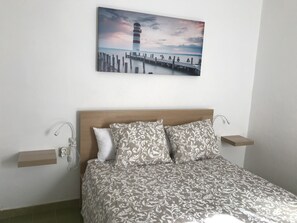 1 dormitori, caixa forta a l'habitació i planxa i posts de planxar