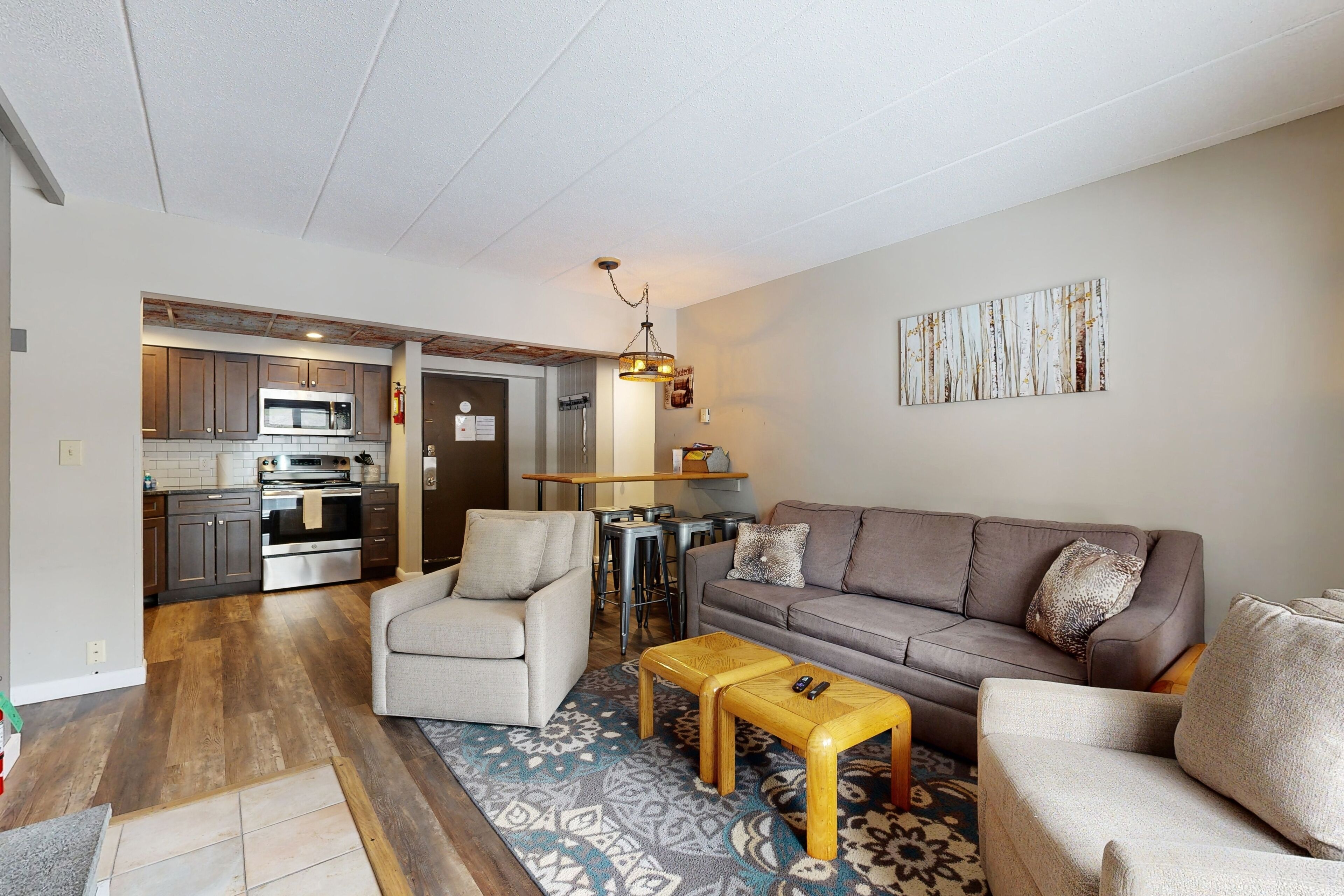 Condo near ski resorts with a private balcony & full kitchen